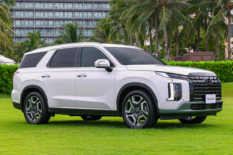 Trong khi đó, bản Exclusive 6 chỗ có mức "lạc" thấp hơn, dao động từ 50-60 triệu đồng. Khi khách hàng phản ánh về tình trạng "bán bia kèm lạc" tại đại lý, Hyundai Thành Công đã phản hồi rằng giá hãng công bố là giá bán khuyến nghị, không phải giá niêm yết.