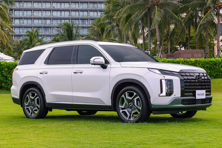 Trong khi đó, bản Exclusive 6 chỗ có mức "lạc" thấp hơn, dao động từ 50-60 triệu đồng. Khi khách hàng phản ánh về tình trạng "bán bia kèm lạc" tại đại lý, Hyundai Thành Công đã phản hồi rằng giá hãng công bố là giá bán khuyến nghị, không phải giá niêm yết.