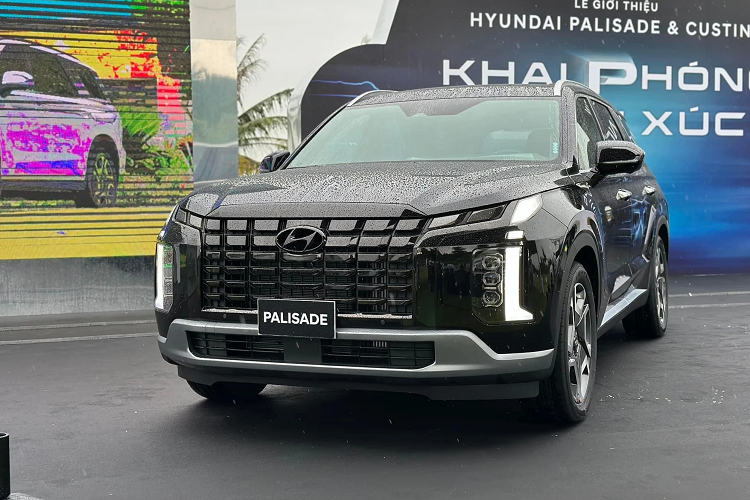 Tuy nhiên, khác với 2 mẫu xe Nhật Bản, "lạc" của Hyundai Palisade không phải là gói phụ kiện mà cộng thẳng vào giá xe. Nếu chi thêm tiền "lạc", khách hàng mua Hyundai Palisade sẽ được nhận xe sớm hơn và kịp hưởng ưu đãi 50% lệ phí trước bạ của Chính phủ.