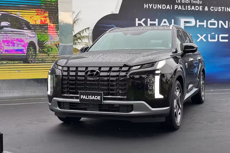 Tuy nhiên, khác với 2 mẫu xe Nhật Bản, "lạc" của Hyundai Palisade không phải là gói phụ kiện mà cộng thẳng vào giá xe. Nếu chi thêm tiền "lạc", khách hàng mua Hyundai Palisade sẽ được nhận xe sớm hơn và kịp hưởng ưu đãi 50% lệ phí trước bạ của Chính phủ.