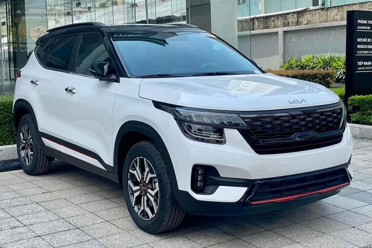 Hồi đầu tháng 8 năm nay, Kia Việt Nam đã bổ sung phiên bản X-Line mới cho mẫu crossover cỡ B Seltos nhằm tăng sức cạnh tranh với các đối thủ trong phân khúc. Sau hơn một tháng, tới nay, mẫu xe Kia Seltos X-Line 2023 mới đã có mặt tại đại lý và chuẩn bị bàn giao tới tay khách hàng.