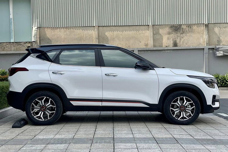 Mẫu xe crossover Kia Seltos X-Line 2023 tại Việt Nam sở hữu ngoại hình cá tính và thể thao, hướng tới nhóm khách hàng trẻ. Viền lưới tản nhiệt, ốp cản trước sơn màu đen bóng. Xe sử dụng hệ thống đèn chiếu sáng LED điều chỉnh góc lái, kèm bật/tắt tự động, gạt mưa tự động, gương chỉnh điện, đèn sương mù LED, sấy, ghi nhớ vị trí.