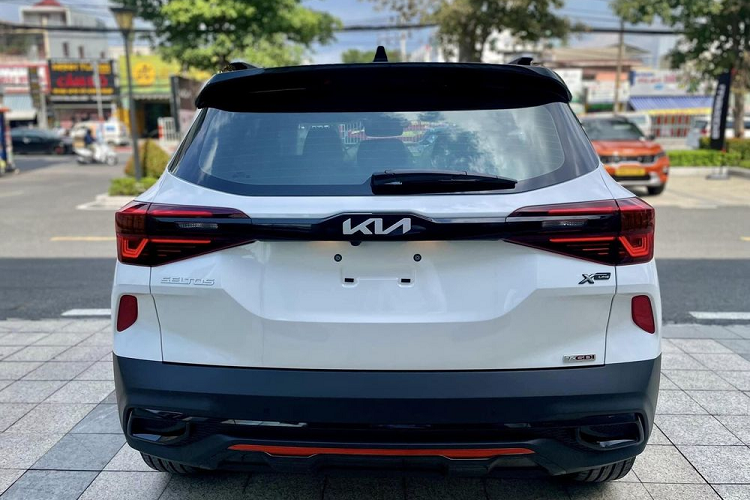 Các bánh xe đều dùng mâm đa chấu 17 inch kết hợp cùm phanh trước và viền logo màu cam thể thao. Cản sau, thanh trang trí nối liền 2 cụm đèn hậu cũng được sơn đen bóng kết hợp logo X-Line gắn ở phía sau tạo điểm nhấn mang đậm phong cách thể thao.