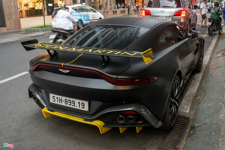 Bộ bodykit này được phát triển bởi đội đua Aston Martin Racing (AMR) với nhiều chi tiết làm bằng sợi carbon như líp cản trước, vây cá, ốp gương, ốp sườn, cánh gió và bộ khuếch tán phía sau, mang đến ngoại hình thể thao, hầm hố hơn và cải thiện tính khí động học.