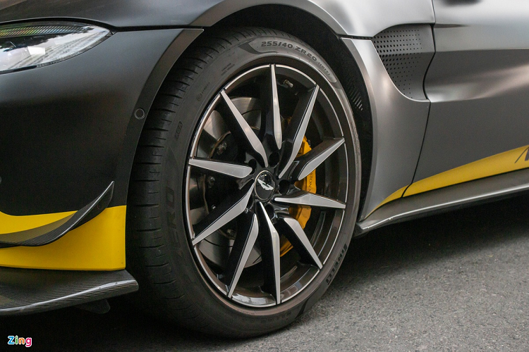 Bộ mâm là loại đa chấu màu đen, cắt vát dạng kim cương, đi kèm cùm phanh màu vàng nổi bật.