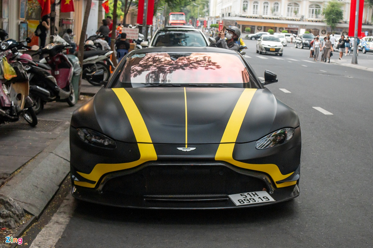 Mặc dù có mức giá dễ tiếp cận hơn, số lượng của Aston Martin V8 Vantage tại Việt Nam không nhiều nếu đặt lên bàn cân với mẫu xe cùng thương hiệu DB11, chỉ vỏn vẹn 4 chiếc. Con số này trên mẫu DB11 là 9 chiếc.