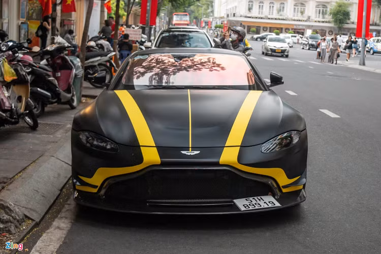 Mặc dù có mức giá dễ tiếp cận hơn, số lượng của Aston Martin V8 Vantage tại Việt Nam không nhiều nếu đặt lên bàn cân với mẫu xe cùng thương hiệu DB11, chỉ vỏn vẹn 4 chiếc. Con số này trên mẫu DB11 là 9 chiếc.
