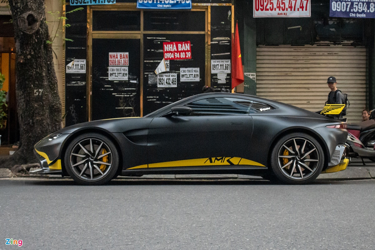 Các trang bị tiêu chuẩn trên Aston Martin V8 Vantage bao gồm hệ thống hiển thị áp suất lốp, điều hòa không khí hai vùng độc lập, hỗ trợ đỗ xe với các cảm biến ở xung quanh, ghế chỉnh điện nhớ 3 vị trí...