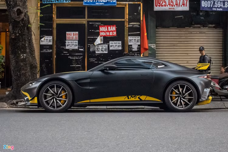 Các trang bị tiêu chuẩn trên Aston Martin V8 Vantage bao gồm hệ thống hiển thị áp suất lốp, điều hòa không khí hai vùng độc lập, hỗ trợ đỗ xe với các cảm biến ở xung quanh, ghế chỉnh điện nhớ 3 vị trí...