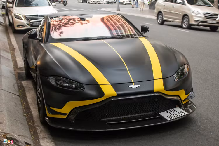 Trong số 4 chiếc siêu xe Aston Martin V8 Vantage đang xuất hiện tại Việt Nam, hai chiếc thuộc phiên bản đặc biệt 007 Edition và F1 Edition. Hai chiếc còn lại đều thuộc phiên bản tiêu chuẩn và được nâng cấp bộ bodykit chính hãng Vantage Aero Kit.