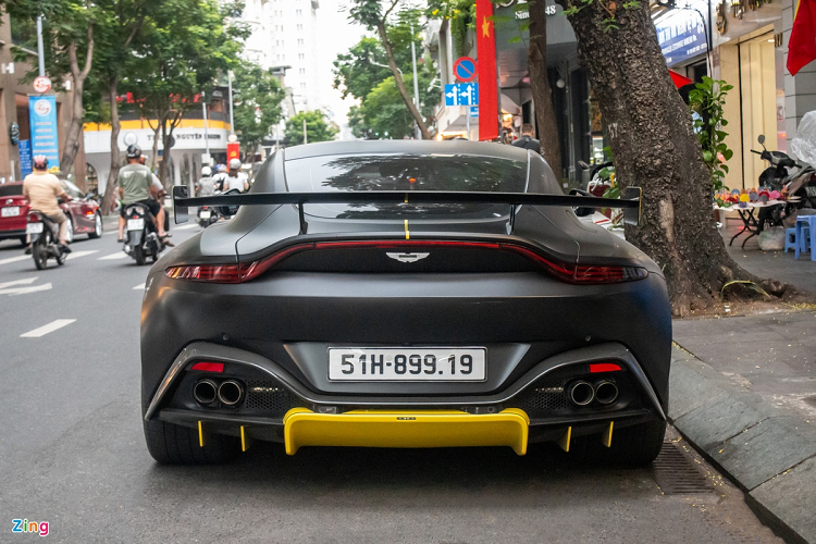 Về mặt vận hành, xe được trang bị động cơ V8, dung tích 4.0L tăng áp kép, sản sinh công suất 510 mã lực và mô-men xoắn 685 Nm. Kết hợp hộp số tự động ZF 8 cấp và hệ dẫn động cầu sau, Aston Martin V8 Vantage chỉ mất 3,6 giây để tăng tốc 0-100 km/h, trước khi đạt vận tốc tối đa 314 km/h.