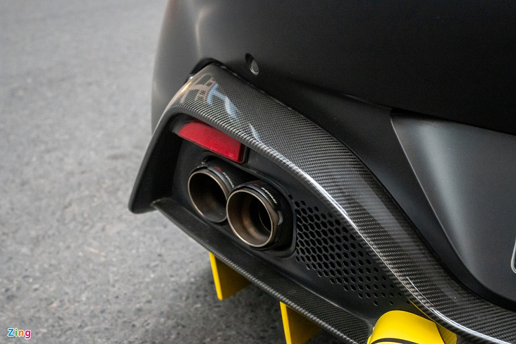 Ngoài ra, hệ thống ống xả cũng được nâng cấp lên loại của hãng độ Frequency Intelligent (FI) Exhaust.