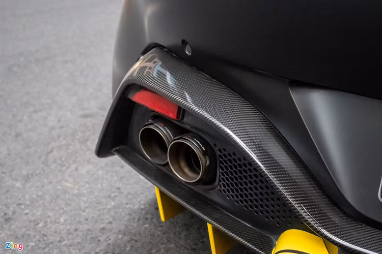 Ngoài ra, hệ thống ống xả cũng được nâng cấp lên loại của hãng độ Frequency Intelligent (FI) Exhaust.