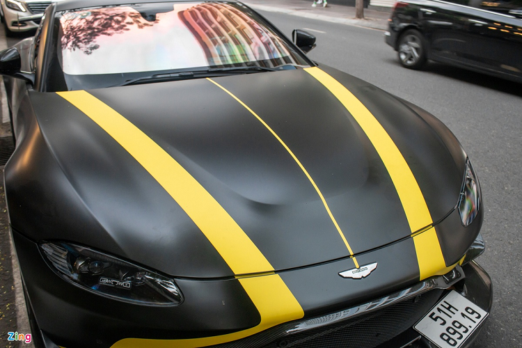 Ở lần xuất hiện này, chiếc xe thể thao Anh quốc được dán decal màu đen nhám Satin Black, đi kèm những đường sọc màu vàng nhám Matte Yellow nhằm tạo điểm nhấn. Theo đơn vị thi công, thời gian để hoàn thành "lớp áo" mới cho chiếc V8 Vantage này vào khoảng 30 giờ làm việc.