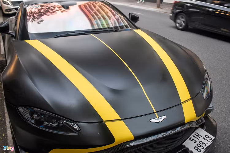 Ở lần xuất hiện này, chiếc xe thể thao Anh quốc được dán decal màu đen nhám Satin Black, đi kèm những đường sọc màu vàng nhám Matte Yellow nhằm tạo điểm nhấn. Theo đơn vị thi công, thời gian để hoàn thành "lớp áo" mới cho chiếc V8 Vantage này vào khoảng 30 giờ làm việc.