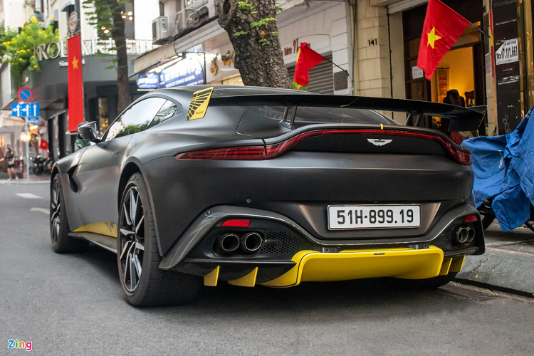 Một trong hai chiếc xe kể trên vừa xuất hiện trên một tuyến phố trung tâm tại TP.HCM. Xe từng thuộc sở hữu của ông Phạm Trần Nhật Minh (Minh Nhựa) và sở hữu màu sơn đỏ đô Hyper Red nguyên bản ở ngoại thất.