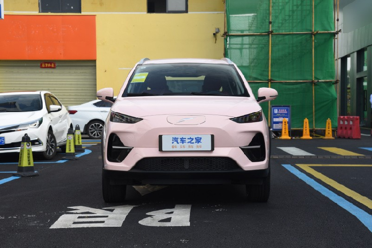 Về tên gọi, được biết, trong tiếng Trung Quốc, Yuntu dùng để chỉ năm con thỏ, cũng có nghĩa là "Thỏ Mây", điều này đã phản ánh phần nào sự nhí nhảnh trong thiết kế của chiếc xe hatchback 5 cửa này, xe có 5 màu sơn là Shuying Powder, Wangshu White, Xinghan Grey, Emerald Green và Biluo Blue, khách mua xe có thể kết hợp thêm các bộ tem lấy từ nhiều nhân vật hoạt hình, chẳng hạn xe màu hồng sẽ gắn bó với bộ tem Sparse Shadow Pink với một cầu vồng và một con mèo màu hồng.