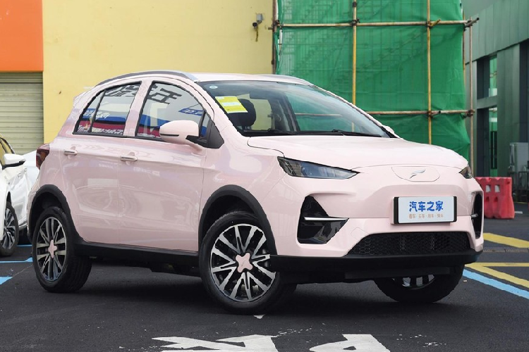 Về thiết kế, Yudo Yunto có đèn pha vuốt góc cạnh, phía dưới xe có hốc gió 2 bên lớn "giả cầy", tích hợp thêm dải đèn LED chiếu sáng ban ngày nằm ngang, sau cùng là hốc gió trung tâm được mở rộng tối đa dù đây chỉ là 1 mẫu xe điện. Ở đuôi xe, Yudo Yunto có cụm đèn hậu trải dài hết đuôi xe. Về kích thước, Yudo Yunto có chiều dài, rộng và cao lần lượt là 4.035 x 1.736 x 1.625 mm, chiều dài cơ sở 2.480 mm.