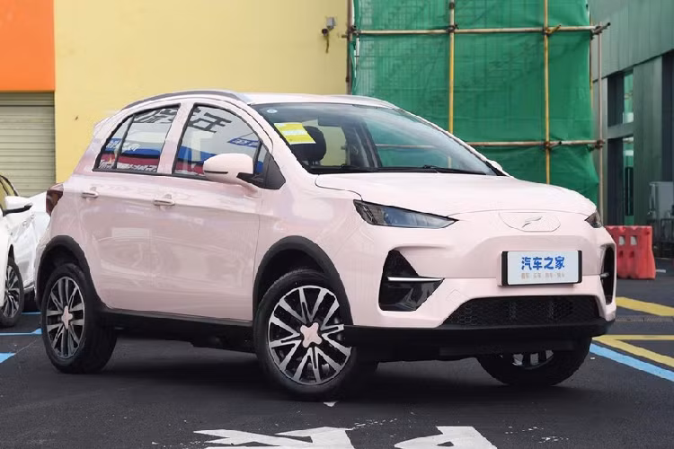 Về thiết kế, Yudo Yunto có đèn pha vuốt góc cạnh, phía dưới xe có hốc gió 2 bên lớn "giả cầy", tích hợp thêm dải đèn LED chiếu sáng ban ngày nằm ngang, sau cùng là hốc gió trung tâm được mở rộng tối đa dù đây chỉ là 1 mẫu xe điện. Ở đuôi xe, Yudo Yunto có cụm đèn hậu trải dài hết đuôi xe. Về kích thước, Yudo Yunto có chiều dài, rộng và cao lần lượt là 4.035 x 1.736 x 1.625 mm, chiều dài cơ sở 2.480 mm.