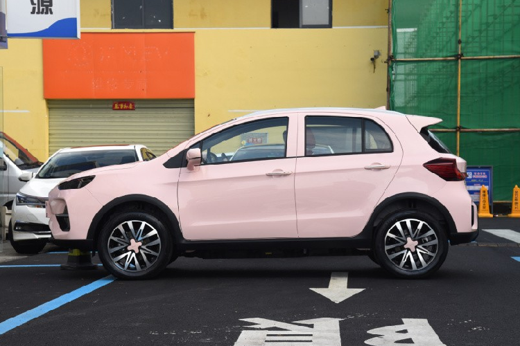 Nội thất xe Yudo Yuntu với điểm nhấn có bảng đồng hồ LED nhỏ nhắn và bảng điều khiển trung tâm với màn hình kích thước lớn đi kèm hệ điều hành Amber OS, được trang bị bộ vi xử lý Qualcomm Snapdragon 64-bit Octa-Core, có tính năng cập nhật qua mạng (OTA).