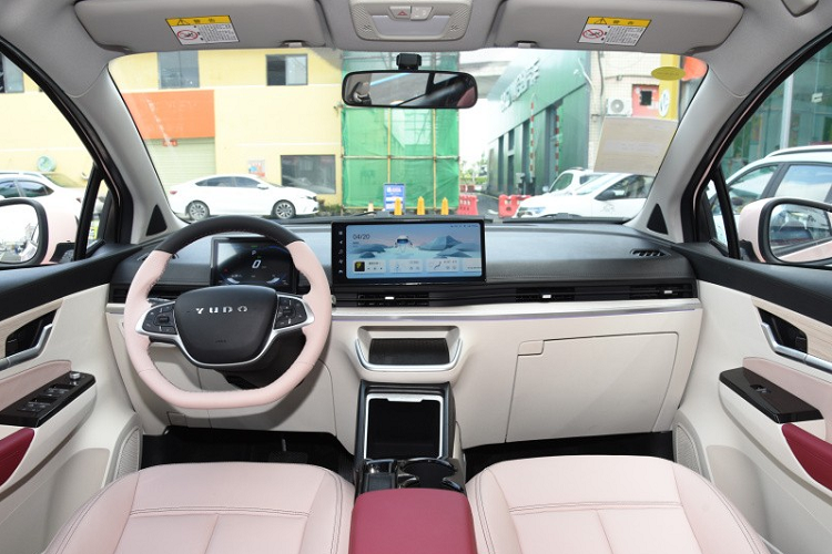 Những người thích làm ca sĩ dễ cảm thấy thú vị khi mua xe Yudo Yuntu, lý do là hãng còn đưa ra bộ giải trí tùy chọn cho xe Yuntu bao gồm 2 micrô karaoke, một loa siêu trầm và một bộ điều khiển trò chơi. Ngoài ra còn có các ứng dụng hát karaoke và các trò chơi khác nhau.