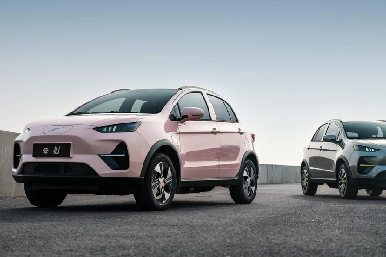 Tuy nhiên, việc nhiều hãng xe điện bắt đầu tung ra các sản phẩm xe dưới 300 triệu đồng quá nhiều, đã làm cho miếng bánh của Yudo Yuntu bị thu hẹp lại đáng kể, chính vì vậy, hãng xe điện có tuổi đời non trẻ này đã quyết định tung ra chương trình kích cầu cho xe điện Yudo Yuntu. Cụ thể, khách hàng khi chọn mua xe điện Yudo Yuntu giờ đây chỉ cần bỏ ra 225 triệu đồng, tức đã được giảm giá 67 triệu đồng, đã có thể sở hữu 1 chiếc xe tiêu chuẩn, và bản cao nhất chỉ 289 triệu đồng, còn giá cũ 327 triệu đồng.