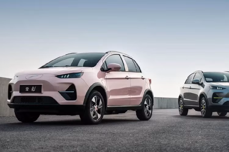 Tuy nhiên, việc nhiều hãng xe điện bắt đầu tung ra các sản phẩm xe dưới 300 triệu đồng quá nhiều, đã làm cho miếng bánh của Yudo Yuntu bị thu hẹp lại đáng kể, chính vì vậy, hãng xe điện có tuổi đời non trẻ này đã quyết định tung ra chương trình kích cầu cho xe điện Yudo Yuntu. Cụ thể, khách hàng khi chọn mua xe điện Yudo Yuntu giờ đây chỉ cần bỏ ra 225 triệu đồng, tức đã được giảm giá 67 triệu đồng, đã có thể sở hữu 1 chiếc xe tiêu chuẩn, và bản cao nhất chỉ 289 triệu đồng, còn giá cũ 327 triệu đồng.