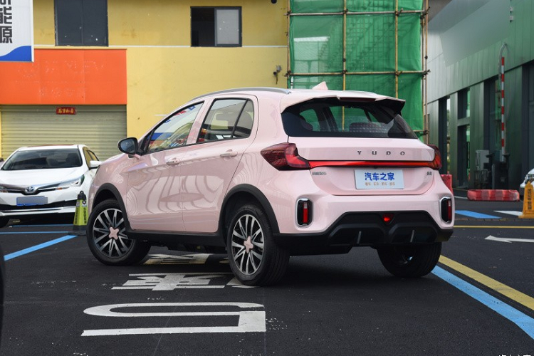 Các trang bị hấp dẫn trên xe điện Yudo Yuntu giá rẻ bao gồm màn hình giải trí đi kèm với trợ lý kỹ thuật số 3D có tên Mecha Rabbit, người dùng có tương tác với chú thỏ có hình dạng robot không chân và ra lệnh cho nó làm đủ thứ, chẳng hạn như mở cửa sổ, tăng âm lượng hoặc điều chỉnh quạt sưởi.