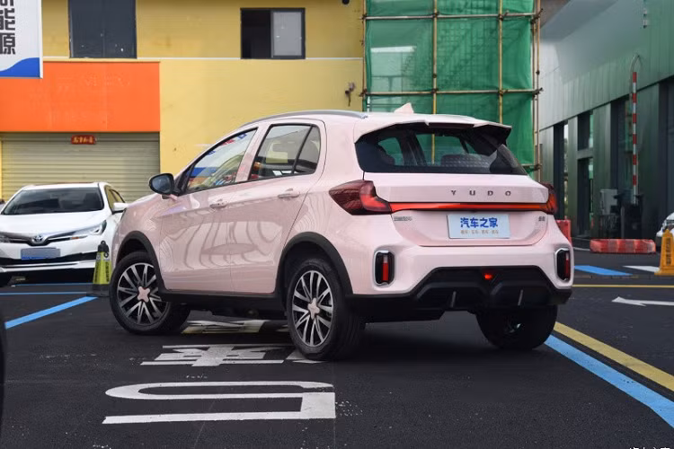 Các trang bị hấp dẫn trên xe điện Yudo Yuntu giá rẻ bao gồm màn hình giải trí đi kèm với trợ lý kỹ thuật số 3D có tên Mecha Rabbit, người dùng có tương tác với chú thỏ có hình dạng robot không chân và ra lệnh cho nó làm đủ thứ, chẳng hạn như mở cửa sổ, tăng âm lượng hoặc điều chỉnh quạt sưởi.