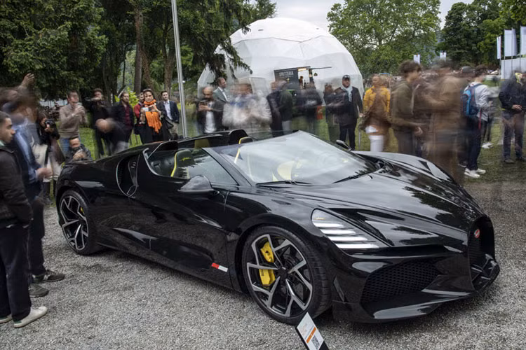 Siêu xe Bugatti Mistral Roadster mui trần được sản xuất với số lượng giới hạn chỉ 99 chiếc trên toàn cầu. Mẫu siêu xe này có thiết kế được lấy cảm hứng từ Type 57 Roadster Grand Raid - xe thể thao mui trần do chính Bugatti sản xuất, ra mắt năm 1934.