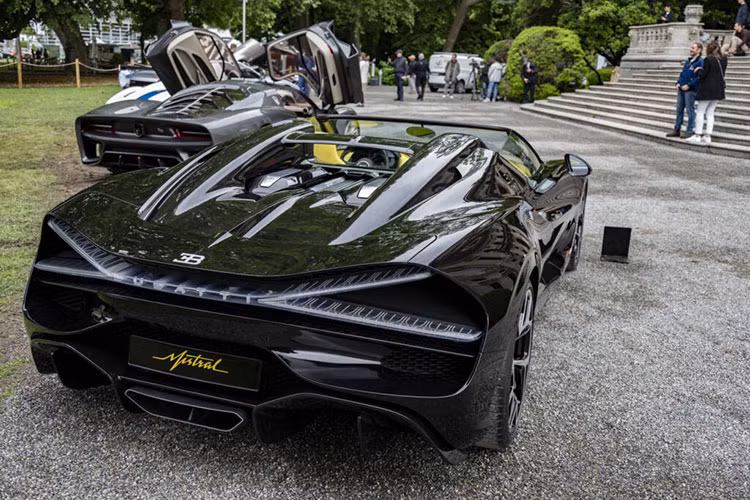 Chi tiết đặc biệt nhất của mẫu siêu xe Bugatti Mistral Roadster mui trần lại nằm ở phía sau xe, với đèn hậu hình chữ X kích thước khổng lồ, nằm ở giữa là logo Bugatti phát sáng.