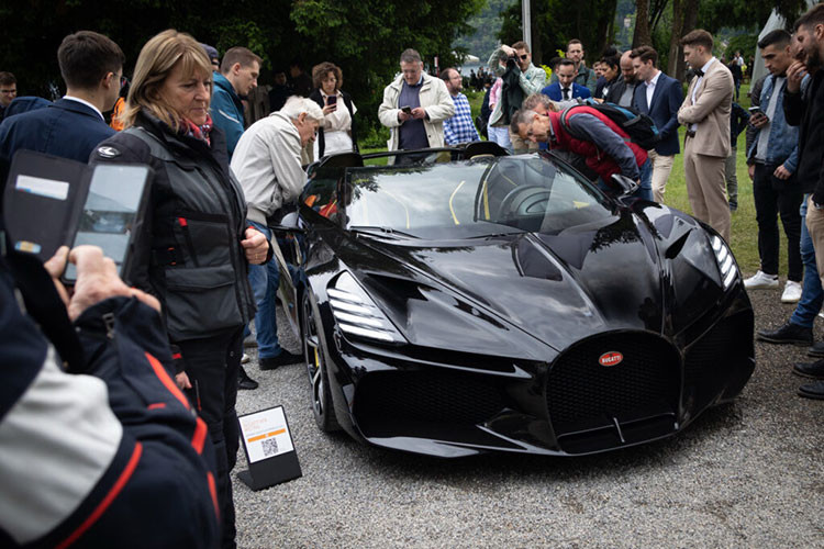 Mặc dù là xe thể thao, tuy nhiên Bugatti Mistral vẫn có không gian nội thất sang trọng với ghế ngồi, mặt táp lô và nhiều chi tiết khác được làm từ gỗ tự nhiên và da. Đây rõ ràng là những loại vật liệu không nên tiếp xúc với nước mưa.