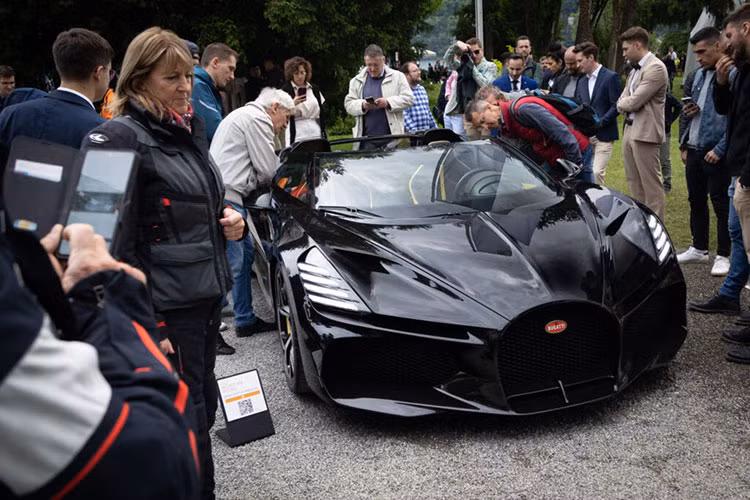 Mặc dù là xe thể thao, tuy nhiên Bugatti Mistral vẫn có không gian nội thất sang trọng với ghế ngồi, mặt táp lô và nhiều chi tiết khác được làm từ gỗ tự nhiên và da. Đây rõ ràng là những loại vật liệu không nên tiếp xúc với nước mưa.