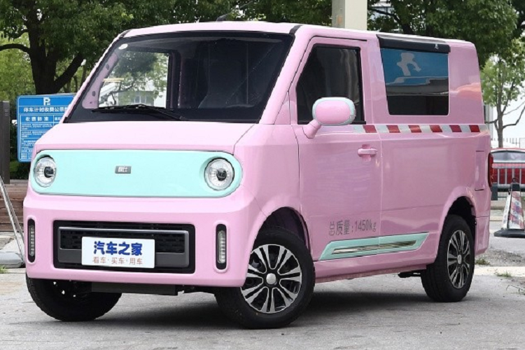 Với nhu cầu ngày càng cao của khách hàng Trung Quốc về xe điện cũng như các mẫu xe giá rẻ, các hãng xe đã tạo ra khá nhiều phiên bản khác nhau, trong số này, Chengshi 01 2023 giá rẻ chủ yếu phục vụ cho lĩnh vực phân phối và hậu cần còn thu hút các bạn trẻ mua về để đi dã ngoại, độ chế làm xe "phượt"...