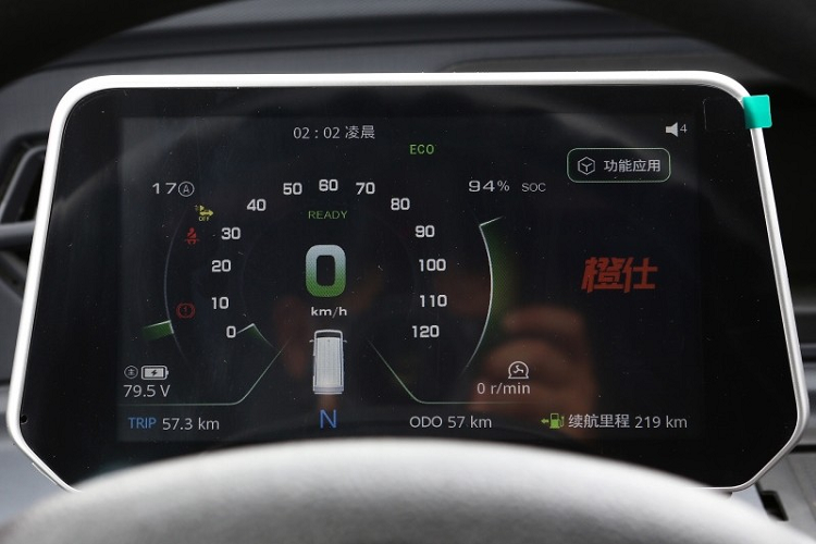 Phần cửa hàng và cửa hậu bên phải của xe được thiết kế dạng mở phẳng, thể tích chứa đồ của xe lên đến 2.300 lít, chưa hết, sau khi tháo ghế hành khách phía trước, khoang chứa đồ của Chengshi 01 2023 có thể mở rộng thêm 300 lít. Chengshi 01 2023 sẽ có bản 1 ghế và 2 ghế, tùy theo mục đích của người mua.