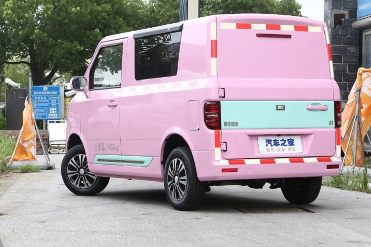 Khách hàng mua xe Chengshi 01 2023 có thể chọn nhiều màu sắc khác nhau, trong đó có cả màu hồng đậm rất được phái đẹp thích, màu hồng này sẽ đi kèm các điểm nhấn hoàn thành màu xanh bạt hà và thùng hàng phía sau có tích hợp thêm các sọc trắng-đỏ để cảnh báo các phương tiện di chuyển phía sau.