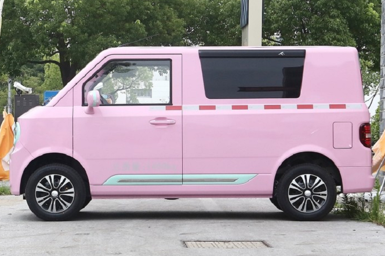 Mới đây, hãng xe Haochi Intelligent đã cho ra mắt 1 phiên bản xe Chengshi 01 chạy điện mới với những thay đổi nhẹ như thùng hàng kín, có camera lùi, bảng điều khiển LCD và cổng sạc USB. Dù những trang bị này có thể khiến không ít người cảm thấy nghèo nàn nhưng với giá bán chỉ từ 100 triệu đồng, Chengshi 01 hứa hẹn sẽ dễ "cháy hàng".