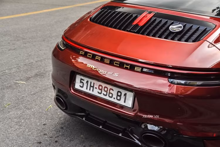 Cung cấp sức mạnh cho Porsche 911 Targa 4S Heritage Design là khối động cơ boxer tăng áp kép 3.0L 6 xi-lanh sản sinh công suất 444 mã lực và mô-men xoắn 530 Nm. Sức mạnh được truyền tới các bánh xe thông qua hộp số ly hợp kép 8 cấp giúp xe tăng tốc từ 0-100 km/h trong chưa đầy 3,6 giây (khi kích hoạt Launch Control), vận tốc tối đa đạt mức 304 km/giờ.