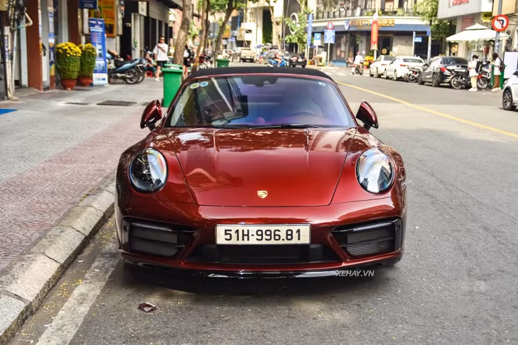 Tại Việt Nam, xe được ra mắt vào cuối tháng 5/2021, mức giá xe Porsche 911 Targa 4S Heritage Design được niêm yết chính hãng từ 11,6 tỷ đồng.