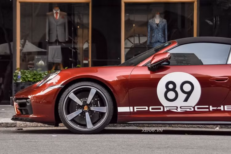 Bên cạnh đó, ở cột B và cản sau xe gây ấn tượng với logo Targa, dòng chữ Porsche và 911 Targa 4S sơn màu vàng đồng bắt mắt. Ngoài ra, huy hiệu Porsche Heritage cũng có mặt ở lưới tản nhiệt phía sau đuôi xe.