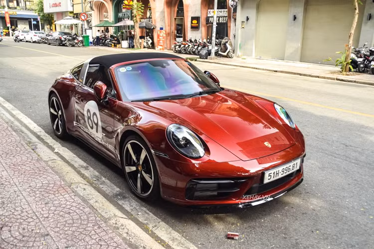 Về trang bị an toàn, Porsche 911 Targa 4S bản Heritage Design được trang bị nhiều công nghệ hiện đại như đèn pha LED, hệ thống treo chủ động PASM, kiểm soát độ ổn định PSM giúp xe tăng độ bám đường khi vào cua gấp...