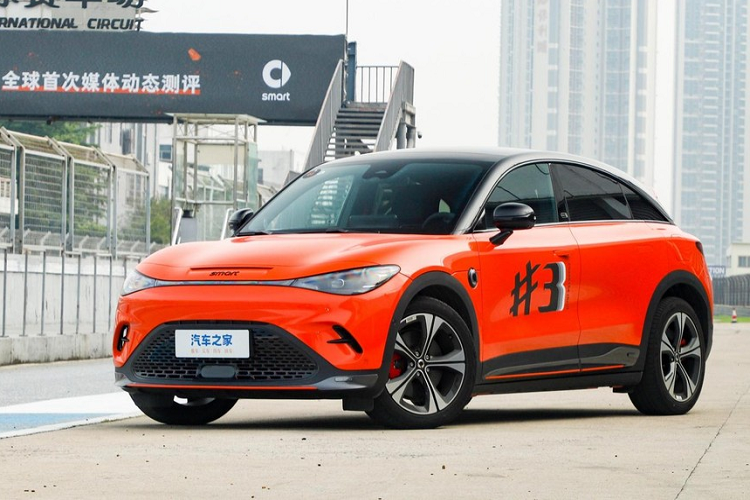 Mãi đến nay, chú bé tý hon này mới được ra mắt tại châu Âu cũng như công bố giá bán chính thức, theo đó, xe Smart #3 được bán ra tại thị trường châu Âu vẫn còn 4 mẫu xe. Mức giá xe Smart #3 2023 dao động từ 43.490 Euro đến 50.990 Euro, khoảng 341.400 nhân dân tệ đến 400.300 nhân dân tệ, tương đương 1,1 tỷ đến 1,3 tỷ đồng.