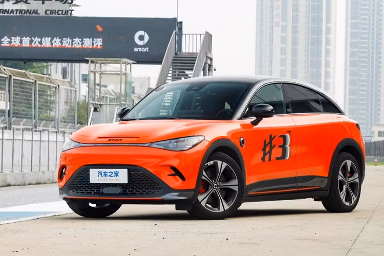 Mãi đến nay, chú bé tý hon này mới được ra mắt tại châu Âu cũng như công bố giá bán chính thức, theo đó, xe Smart #3 được bán ra tại thị trường châu Âu vẫn còn 4 mẫu xe. Mức giá xe Smart #3 2023 dao động từ 43.490 Euro đến 50.990 Euro, khoảng 341.400 nhân dân tệ đến 400.300 nhân dân tệ, tương đương 1,1 tỷ đến 1,3 tỷ đồng.