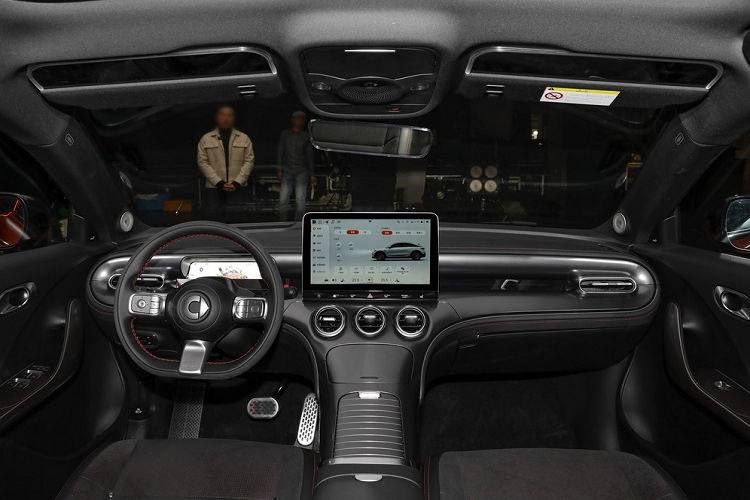 Smart #3 được định vị là một chiếc SUV nhỏ gọn thuần điện, tổng thể vẫn giữ nguyên phong cách thiết kế của Smart #1 nhưng kích thước thân xe lớn hơn với chiều dài, chiều rộng và chiều cao lần lượt là 4400/1844/1556mm. chiều dài cơ sở 2785mm.