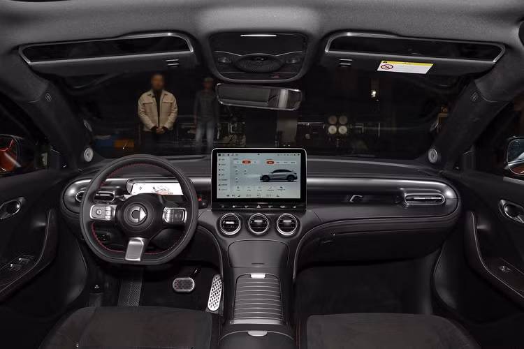 Smart #3 được định vị là một chiếc SUV nhỏ gọn thuần điện, tổng thể vẫn giữ nguyên phong cách thiết kế của Smart #1 nhưng kích thước thân xe lớn hơn với chiều dài, chiều rộng và chiều cao lần lượt là 4400/1844/1556mm. chiều dài cơ sở 2785mm.