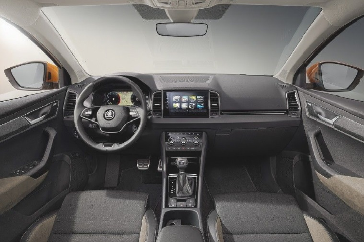 Tại Châu ÂU, Skoda Karoq sở hữu nội thất 5 chỗ ngồi với ghế bọc da pha nỉ. Bảng đồng hồ kỹ thuật số có kích thước 8 inch hoặc 10,25 inch tùy phiên bản. Màn hình giải trí trung tâm có 3 phiên bản với kích thước 6,5 inch, 8 inch hoặc 9,2 inch.