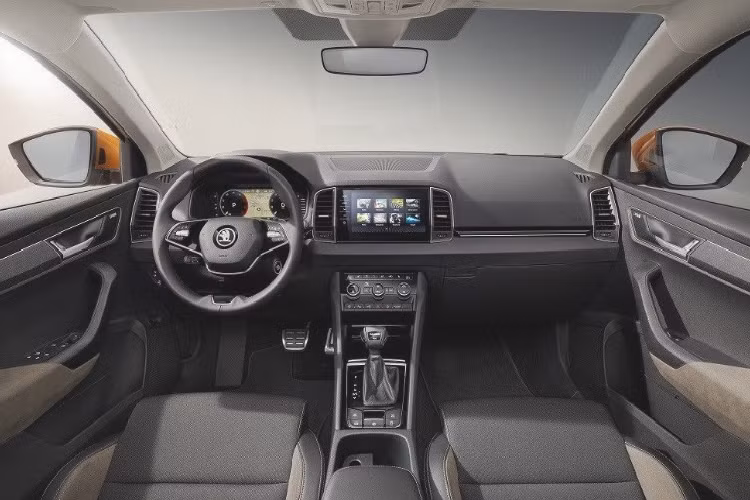 Tại Châu ÂU, Skoda Karoq sở hữu nội thất 5 chỗ ngồi với ghế bọc da pha nỉ. Bảng đồng hồ kỹ thuật số có kích thước 8 inch hoặc 10,25 inch tùy phiên bản. Màn hình giải trí trung tâm có 3 phiên bản với kích thước 6,5 inch, 8 inch hoặc 9,2 inch.