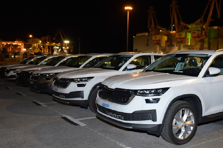 Được biết, Skoda Kodiaq là mẫu SUV lớn nhất của thương hiệu Séc, được phát triển dựa trên cơ sở gầm bệ MQB của Tập đoàn Volkswagen. Skoda Kodiaq sở hữu đường nét thiết kế mạnh mẽ, cứng cáp đi cùng nhiều trang bị an toàn, hiện đại. Chưa rõ khi về nước, xe sẽ được bán với cấu hình như thế nào. Tại quê nhà Châu Âu, Skoda Kodiaq có hai biến thể: 5 chỗ ngồi và 7 chỗ ngồi.