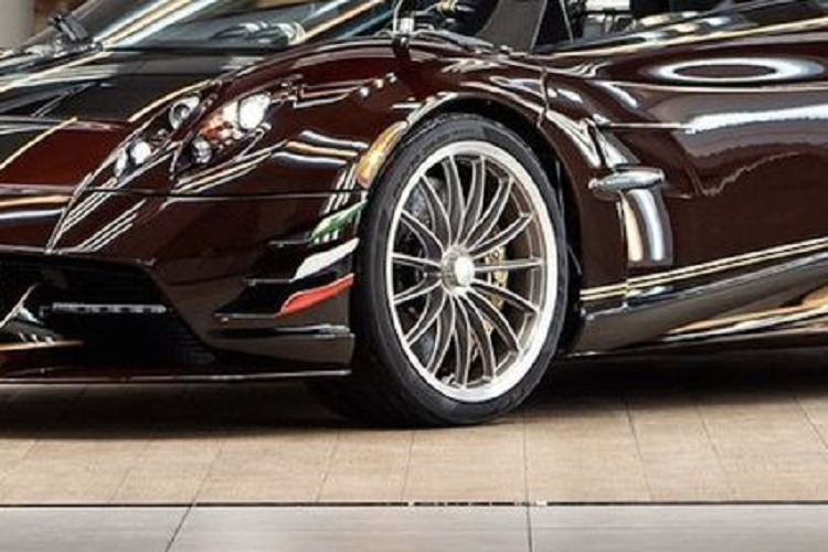 Nếu Huayra Dinamico Evo được phát triển dựa trên Roadster BC tập trung vào đường đua, điều đó có nghĩa là một động cơ V12, dung tích 6.0L tăng áp kép có nguồn gốc từ AMG có thể sẽ nằm trong khoang động cơ của xe. Khối động cơ này cho công suất 791 mã lực và mô-men xoắn 1.050 Nm, kết hợp với hộp số tuần tự Xtrac bảy cấp.