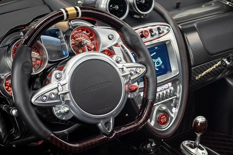 Điều duy nhất mà thương hiệu lên tiếng chính thức về chiếc siêu xe mui trần này là nó được sản xuất bởi đội ngũ Grandi Complicazioni cho một khách hàng giấu tên. Tuy nhiên, những bức ảnh mà Pagani chia sẻ cũng đã cung cấp một phần thông tin của Huayra Dinamica Evo